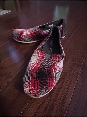 EUC Tom’s women’s red plaid Alpargatas size 6.5